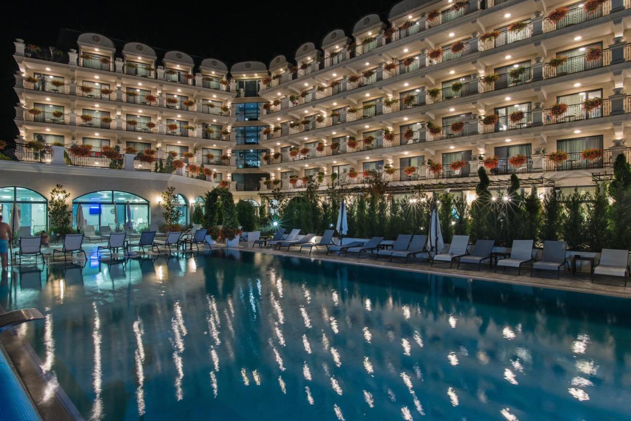 Casa Di Fiore Spa And Medical Hotel, Mineral Pools & Private Beach Kranevo Exterior photo The hotel at night