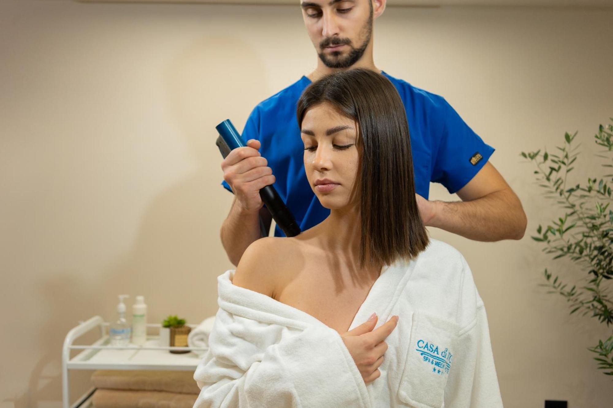 Casa Di Fiore Spa And Medical Hotel, Mineral Pools & Private Beach Kranevo Exterior photo A woman receiving a massage
