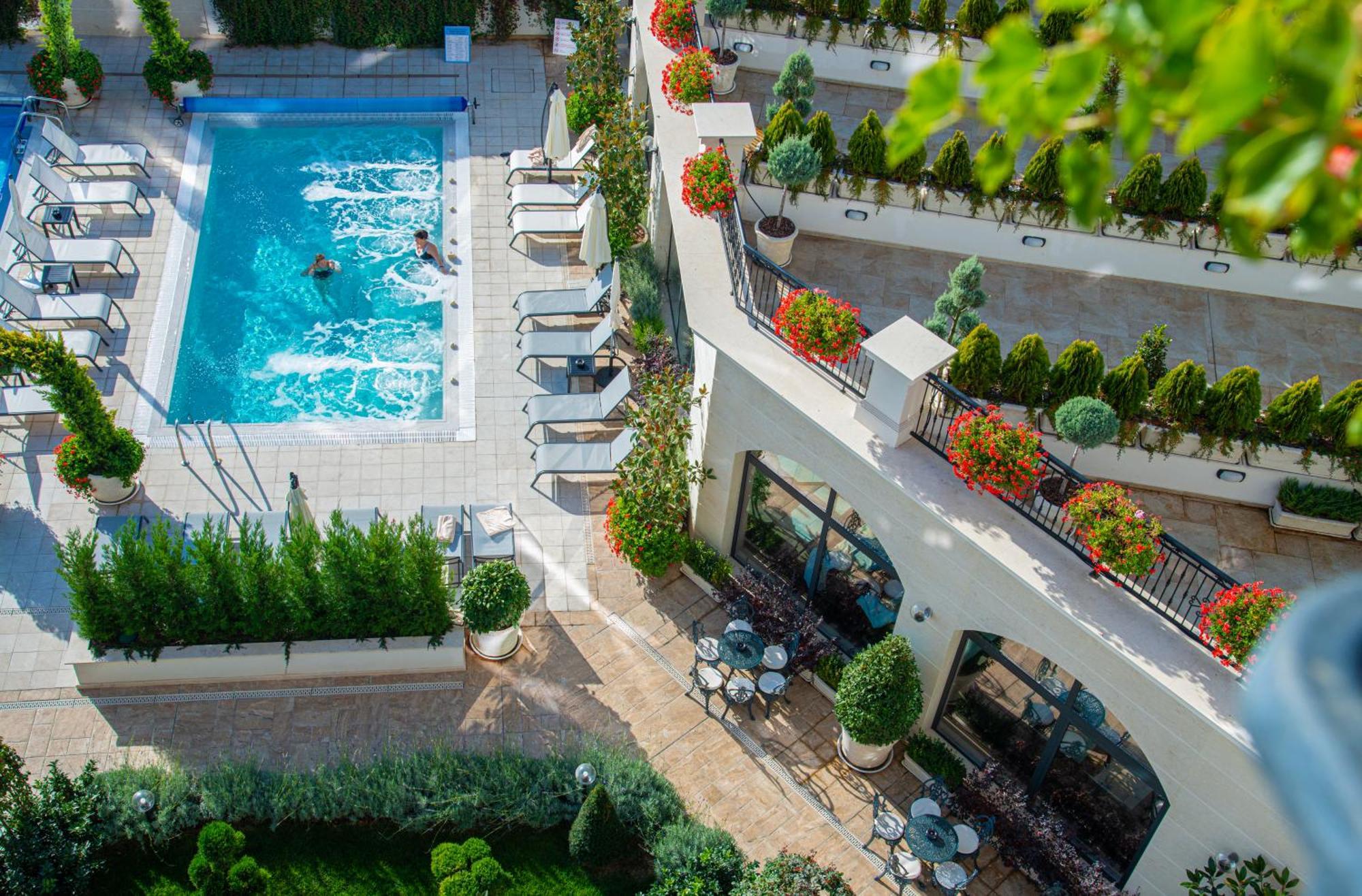Casa Di Fiore Spa And Medical Hotel, Mineral Pools & Private Beach Kranevo Exterior photo The pool at the hotel