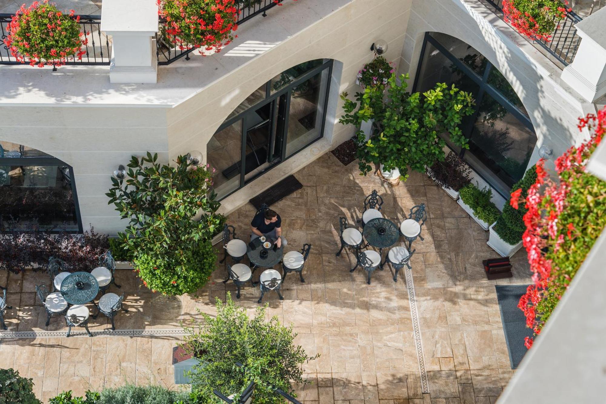 Casa Di Fiore Spa And Medical Hotel, Mineral Pools & Private Beach Kranevo Exterior photo The courtyard of the hotel